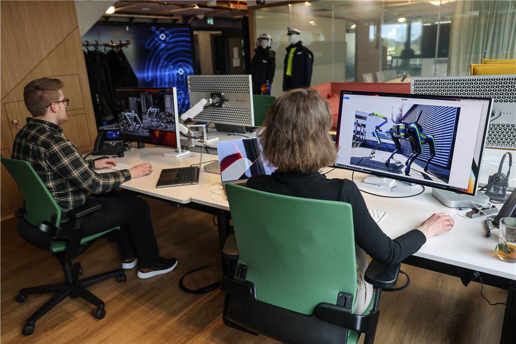 Eine Hundeschule für Roboter: Wie die NRW-Polizei „Spot“ anlernt Polizisten arbeiten im Innovation Lab der Polizei an der Verarbeitung von Daten eines Polizeiroboterhundes.