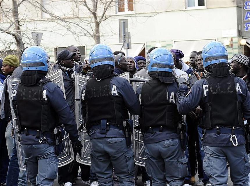 Rechtsextremer erschießt in Florenz zwei Afrikaner Polizisten begleiten eine spontane Demonstration von Senegalesen, die in Florenz gegen den Mord an ihren Landsleuten protestieren. Foto: Carlo Ferraro