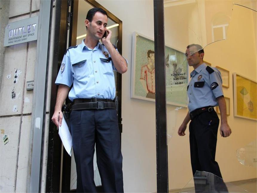 Clash der Kulturen in Kulturhauptstadt Istanbul Polizisten bei der überfallenen Kunstgalerie in Istanbul.