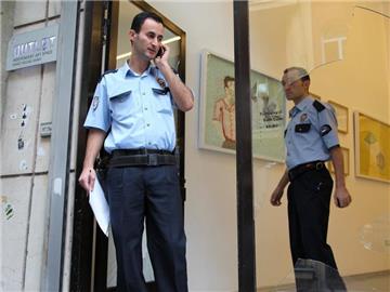 Polizisten bei der überfallenen Kunstgalerie in Istanbul.