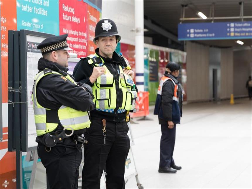Nach London-Anschlag: Festnahme und Wohnungsdurchsuchung Polizisten bewachen die London Bridge Station. Foto: Vickie Flores