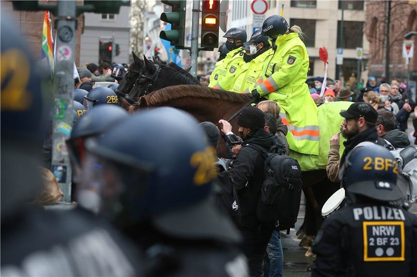 Aggressive Stimmung bei Demos gegen Corona-Einschränkungen Polizisten der Pferdestaffel stehen mit den Pferden mitten in der Demonstration in Düsseldorf.