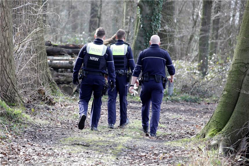 Hubschrauber suchte: Polizei bittet um Hinweise zu Mann aus Lünen Polizisten durchsuchten das Wäldchen am Boden und mit einem Hund, aus der Luft unterstützte Hubschrauber Hummel.