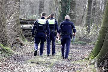 Polizisten durchsuchten das Wäldchen am Boden und mit einem Hund, aus der Luft unterstützte Hubschrauber Hummel.