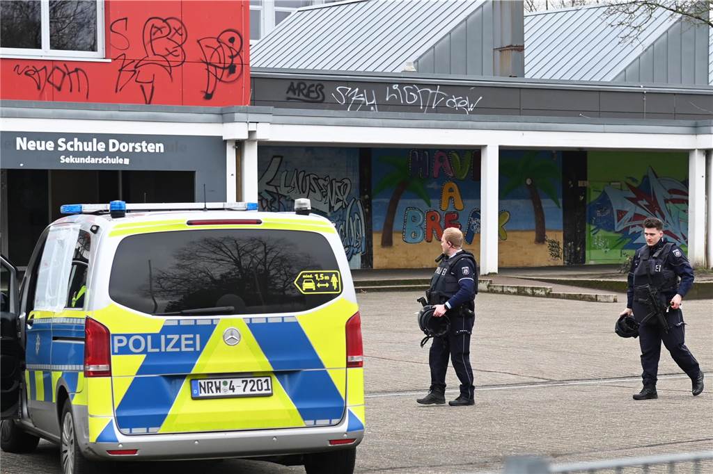 Polizisten haben die Unterrichtsräume am Mittwochmittag durchsucht.