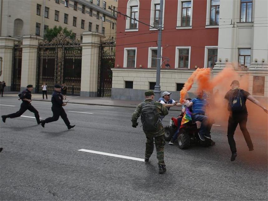 Homosexuellen-Aktivisten in Moskau festgenommen Polizisten eilten herbei. Foto: Sergei Ilnitsky
