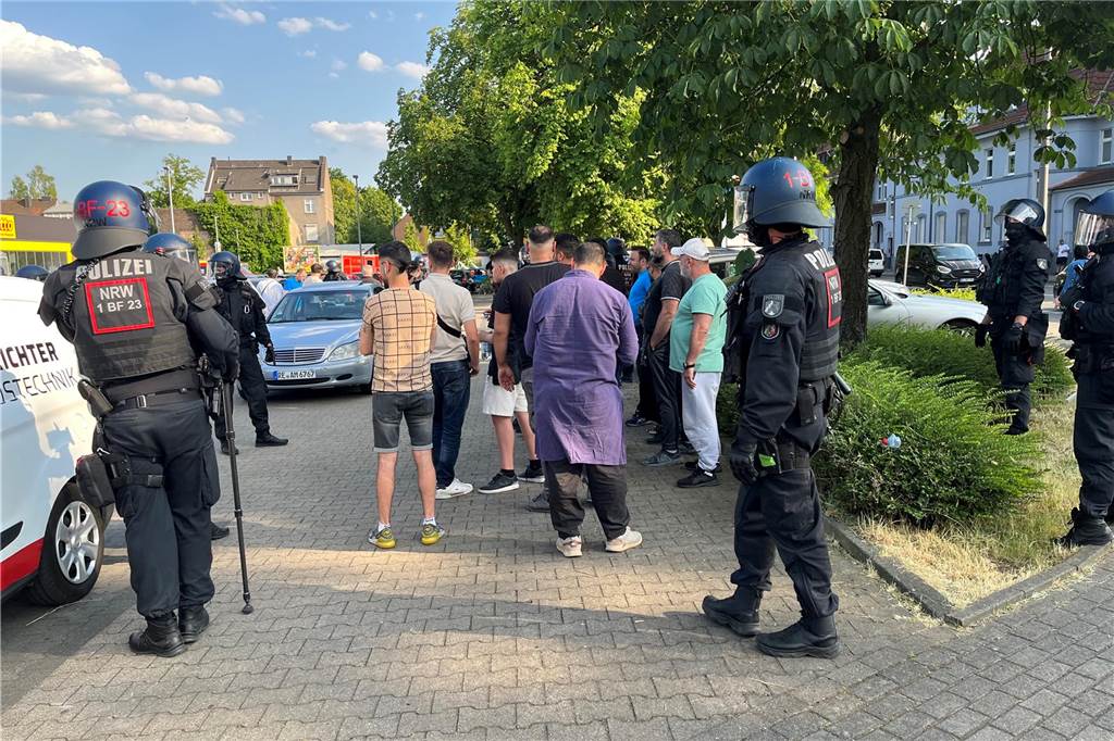Landesminister Herbert Reul zur Clankriminalität in Castrop-Rauxel Polizisten einer Einsatzhundertschaft aus Duisburg sichern einige der am Familienstreit beteiligten Personen nach der Massenschlägerei von der Wartburgstraße in Castrop-Rauxel am 15.6.2023.