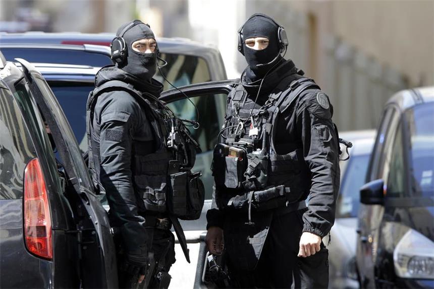 Festnahmen: Terroranschlag in Frankreich vereitelt Polizisten einer Spezialeinheit bei der Durchsuchung in Marseille. Zwei in Südfrankreich festgenommene Terrorverdächtige haben nach den Worten von Innenminister Matthias Fekl einen Anschlag unmittelbar vor der Präsidentenwahl geplant.
