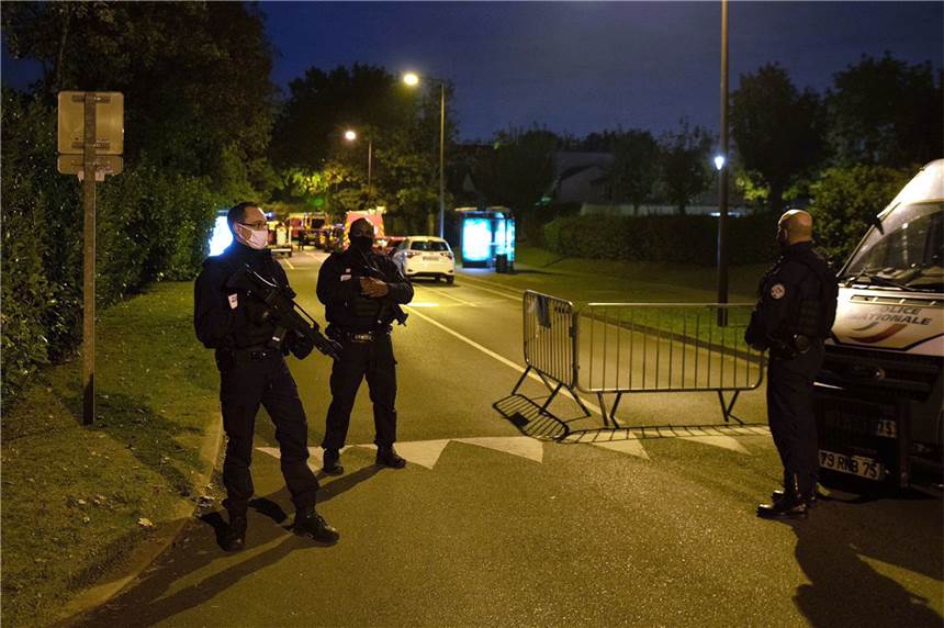Vier Festnahmen nach Enthauptung von Lehrer bei Paris Polizisten ermitteln an einem Tatort nach der Messerattacke in einem Vorort von Paris.