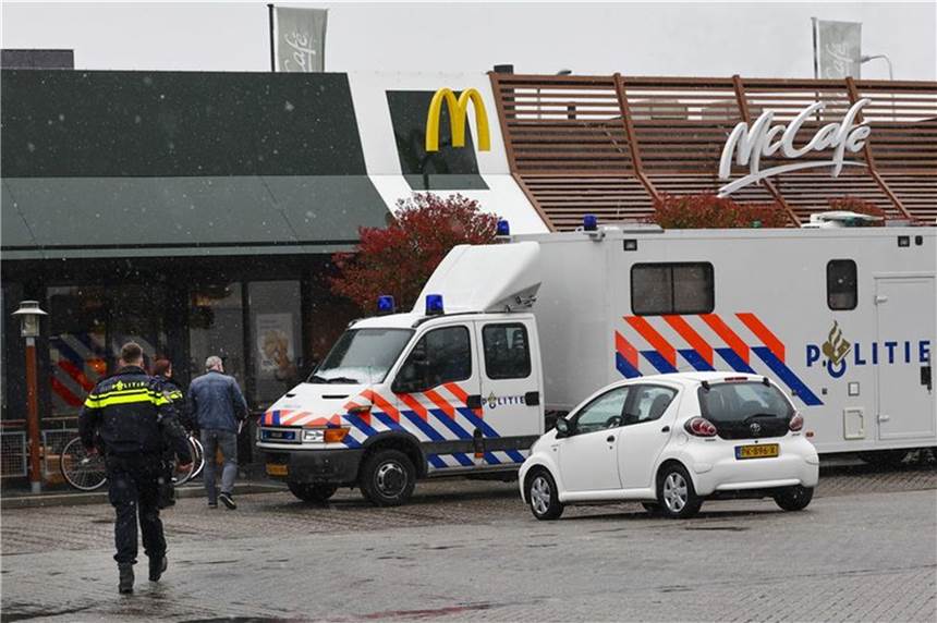 „Gezielter Anschlag“: Zwei Männer in McDonald’s-Filiale erschossen Polizisten ermittelt am Tatort, wo zwei Männer nach Schüssen in einem Schnellrestaurant ums Leben gekommen sind.