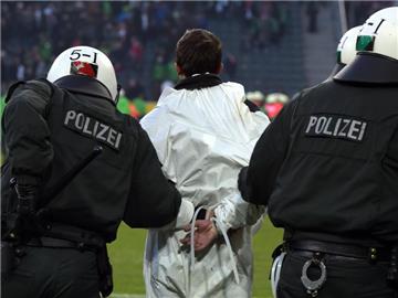 Polizisten führen einen Kölner Platzstürmer ab. Foto: Federico Gambarini