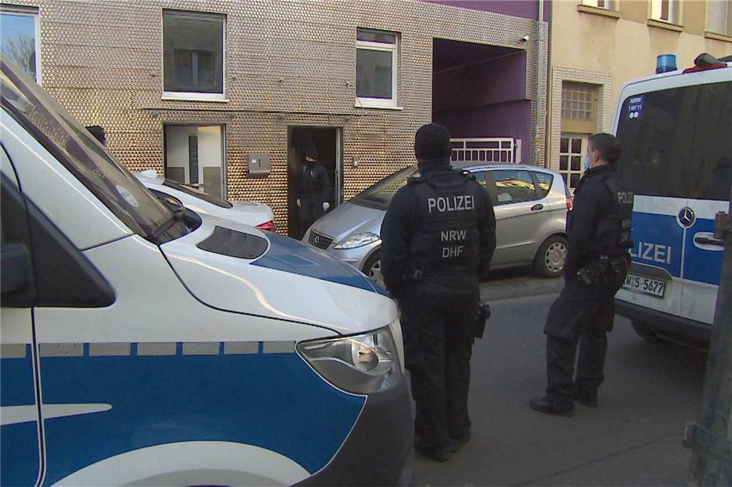 Verdächtige Infostände in der City: Innenminister informiert über Extremisten Polizisten habe im März eine Moschee in der Dortmunder Nordstadt gestürmt.