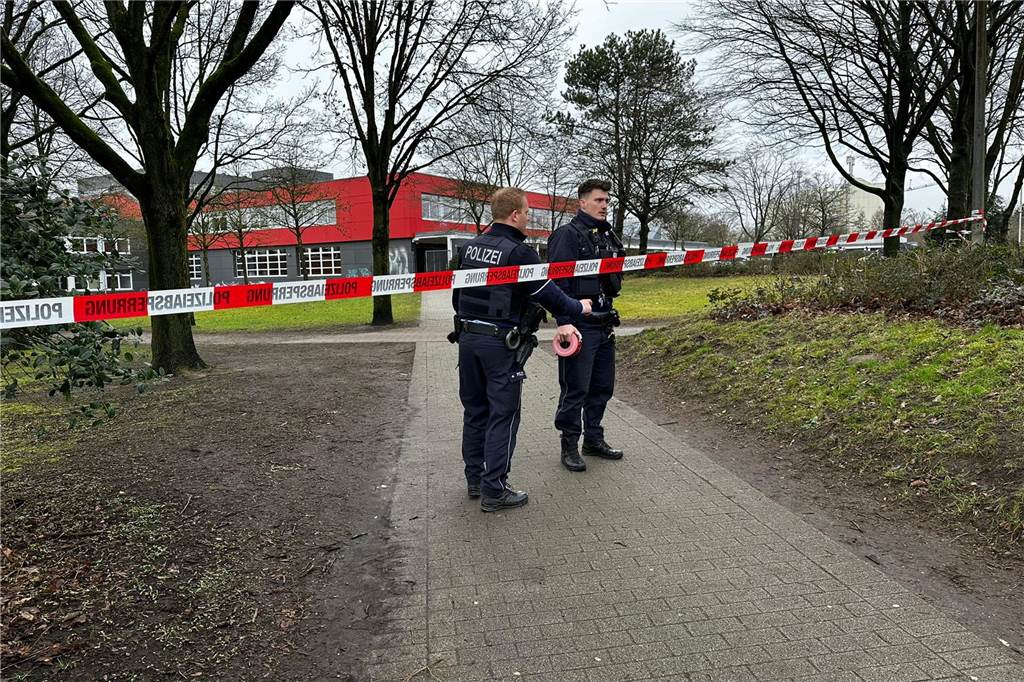 Polizisten haben das Schulgelände in Dorsten weiträumig abgesperrt.