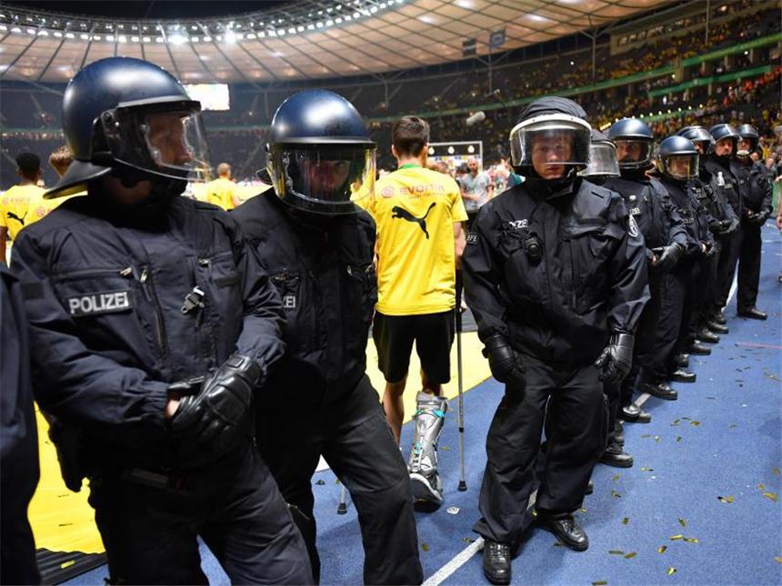 Polizisten im Einsatz im Olympiastadion in Berlin. Alles blieb friedlich. Foto: Bernd Thissen