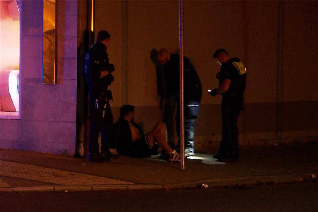 Polizei nimmt Mann (26) nach Messerstecherei in Westerfilde fest Polizisten im Einsatz in Westerfilde im Gespräch mit einem derer, die an der Gewalttat beteiligt waren.