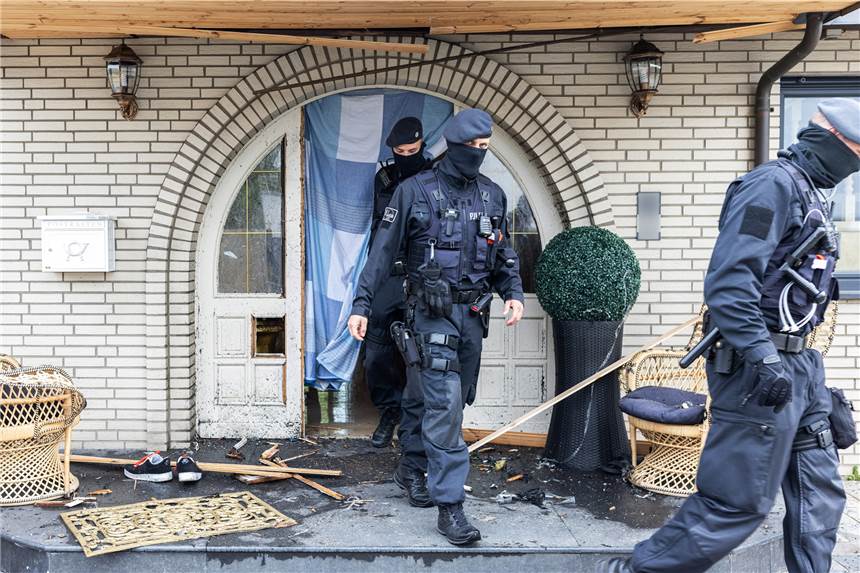 Razzien gegen Clankriminalität in NRW: Durchsuchungen auch im Ruhrgebiet Polizisten in NRW sind bei Razzien gegen Clankriminalität vorgegangen.