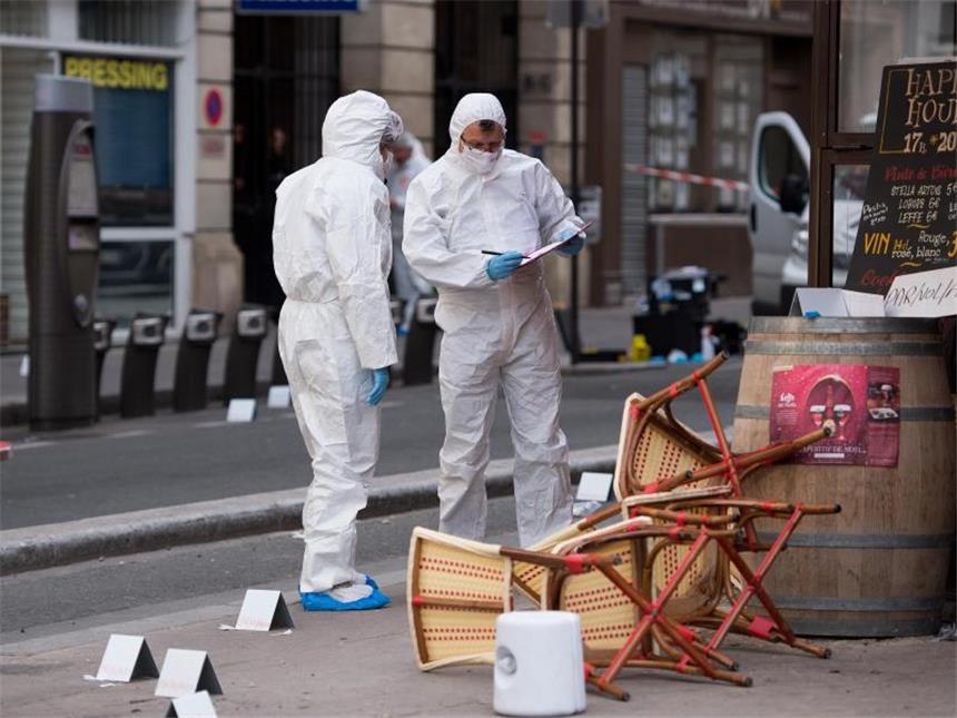 Frankreich steht unter Schock Polizisten in Schutzanzügen sichern vor dem Cafe Comptoir Voltaire in Paris Spuren. Foto: Marius Becker