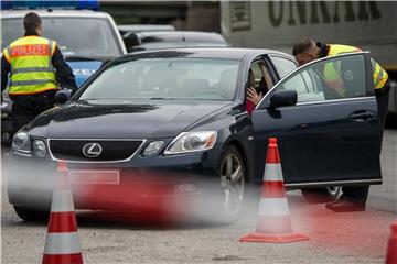 Polizisten kontrollieren an der Grenze bei Bad Reichenhall ein Fahrzeug, in dem sie eine unerlaubt eingereiste Frau und ein Mädchen aus Syrien gefunden haben. Foto: Matthias Balk
