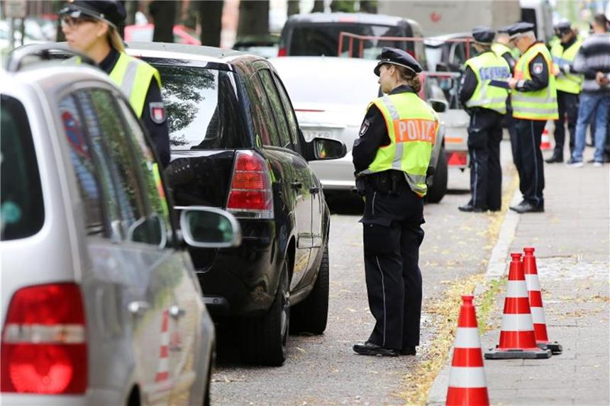 Hamburger Dieselkontrolle: Jeder vierte Fahrer muss zahlen Polizisten kontrollieren in Hamburg-Altona Pkw-Fahrer auf die Einhaltung des Dieselfahrverbots. Foto: Bodo Marks