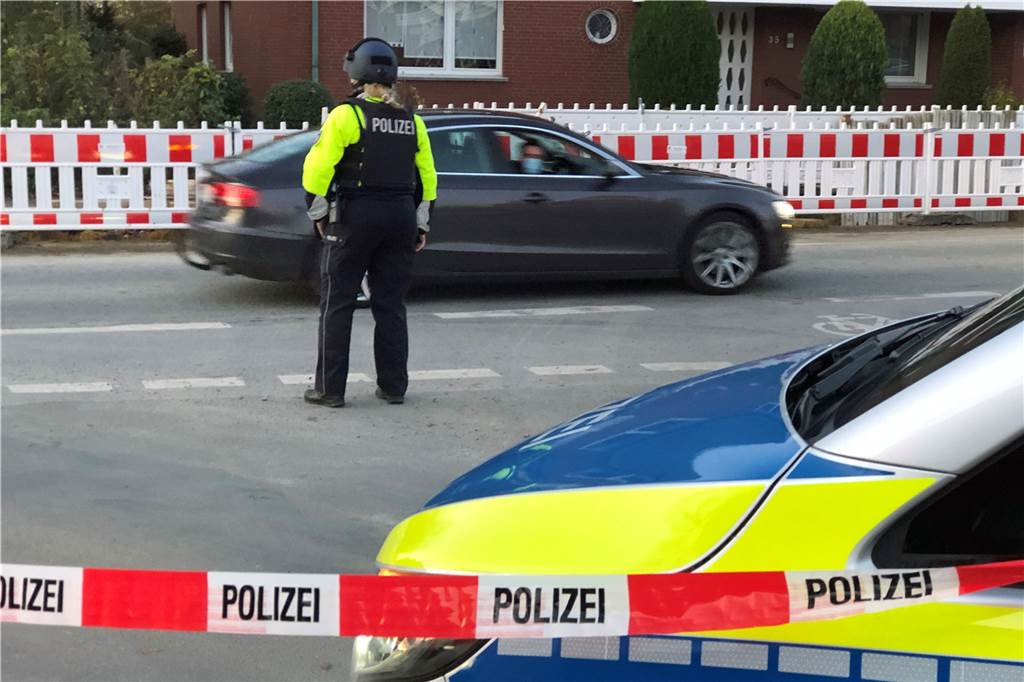 Polizei sucht nach Familienstreit weiterhin nach Mann mit Baseballschläger Polizisten mit schusssicheren Westen ließen niemanden von der Horster Straße in den Holtkamp abbiegen.