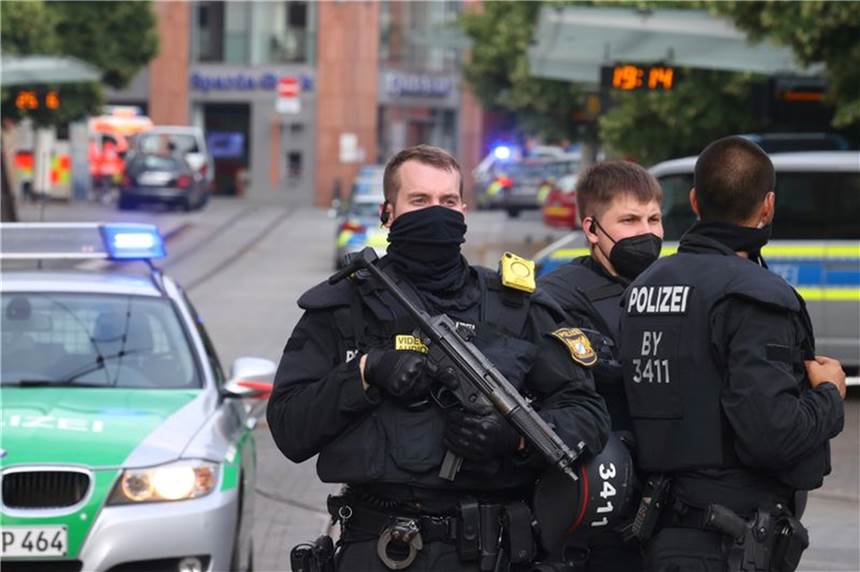 Tote und Verletzte bei Messerattacke in Würzburg Polizisten mit schwerem Geschütz in der Innenstadt.