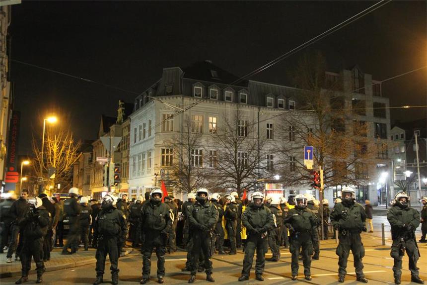 Sieben Neonazis nach Angriff in Dorstfeld festgenommen Polizisten mussten nach Dorstfeld eilen. Dieses Bild entstand während einer Demonstration am 16.1.2015.