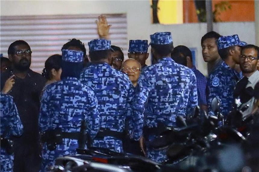 Ausnahmezustand auf den Malediven Polizisten nehmen den ehemaligen Präsidenten der Malediven und heutigen Oppositionellen, Abdul Gayoom (M), fest. Foto: Mohamed Sharuhaan