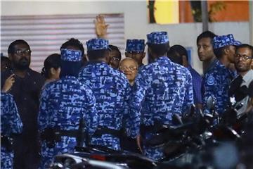 Polizisten nehmen den ehemaligen Präsidenten der Malediven und heutigen Oppositionellen, Abdul Gayoom (M), fest. Foto: Mohamed Sharuhaan