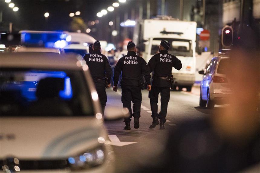 Messer-Angriff: Ermittler gehen von Terror aus Polizisten patrouillieren in der Straße, in der ein Mann zwei Soldaten mit einem Messer verletzt hatte. Der Angreifer wurde niedergeschossen und starb an seinen Verletzungen.