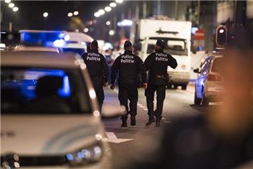 Polizisten patrouillieren in der Straße, in der ein Mann zwei Soldaten mit einem Messer verletzt hatte. Der Angreifer wurde niedergeschossen und starb an seinen Verletzungen. 