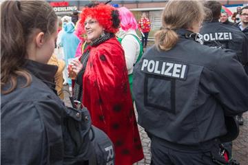 Polizisten patroullieren rund um den Mainzer Fastnachtsbrunnen, während die Narren den Beginn der Karnevals-Saison feiern. Foto: Frank Rumpenhorst