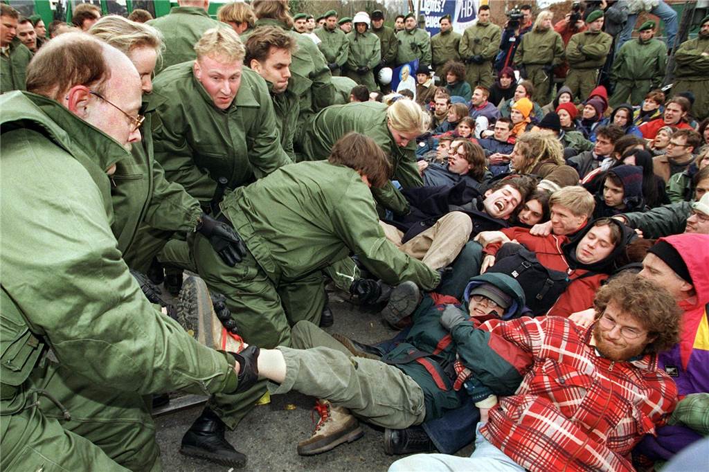 Polizisten räumen am Freitag (20.3.98) in Ahaus einen von Demonstranten blockierten Bahnübergang. Mehrere tausend Atomkraftgegner protestierten in der Innenstadt gegen die für den Nachmittag erwartete Ankunft des Castor-Transports im Zwischenlager in Ahaus. dpa COLORplus +++ dpa-Bildfunk +++