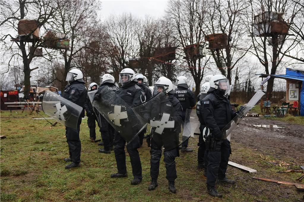 So war der erste Räumungstag in Lützerath: Überwiegend friedlicher Protest Polizisten rücken in den von Klimaaktivisten besetzten Braunkohleort Lützerath vor.