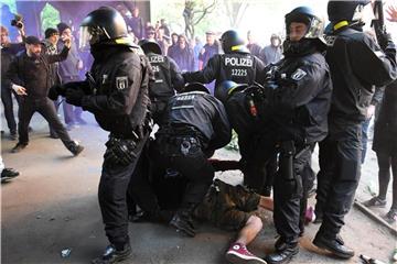 Polizisten setzen einen Teilnehmer der revolutionären 1. Mai Demonstration in Berlin fest. Foto: Ralf Hirschberger