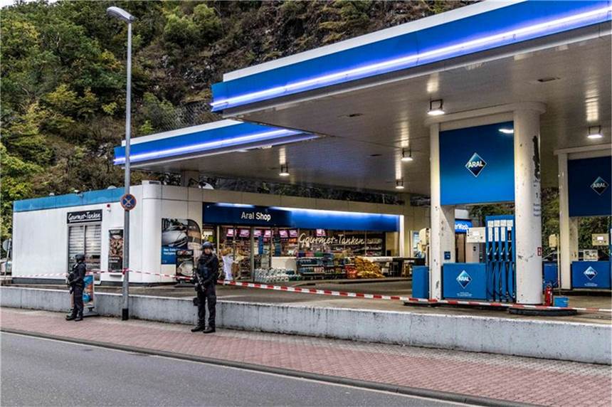 Was der Fall Idar-Oberstein mit der Gesellschaft macht Polizisten sichern am frühen Morgen die Tankstelle, in der ein 49-Jähriger einem 20 Jahre alten Verkäufer in den Kopf geschossen haben.