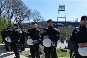 Polizisten sichern das Nordderby Werder Bremen gegen den Hamburger SV. Foto: Carmen Jaspersen