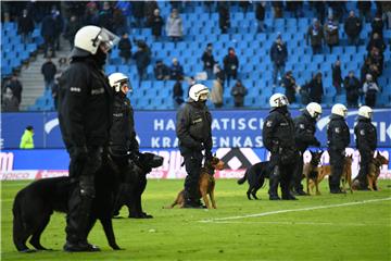 Polizisten sichern den Innenraum des Volksparkstadions.
