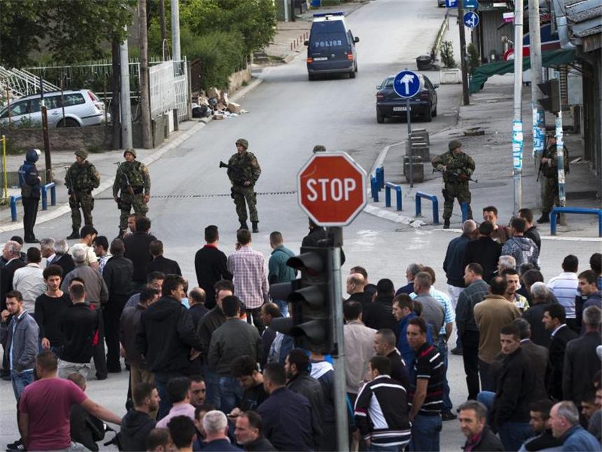 Mindestens 22 Tote bei Kämpfen mit Albanern in Mazedonien Polizisten sichern eine Straße Kumanovo: Die Stadt liegt 40 Kilometer nordöstlich der mazedonischen Hauptstadt Skopje und hat einen hohen albanischen Bevölkerungsanteil. Foto: Valdrin Xhemaj