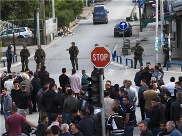Polizisten sichern eine Straße Kumanovo: Die Stadt liegt 40 Kilometer nordöstlich der mazedonischen Hauptstadt Skopje und hat einen hohen albanischen Bevölkerungsanteil. Foto: Valdrin Xhemaj