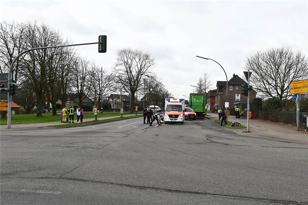 Schwerer Unfall in Wulfen: Mädchen auf Schulweg von LKW erfasst Polizisten sichern Spuren nach dem Unfall.