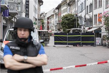 Polizisten sperren am 24.07.2017 in Schaffhausen (Schweiz) die Innenstadt ab. Ein Mann mit Kettensäge soll im schweizerischen Schaffhausen Medien zufolge in der Innenstadt mehrere Menschen verletzt haben. (zu dpa «Fünf Verletzte in Schaffhausen - Zeitung: Mann mit Kettensäge» vom 24.07.2017) Foto: Ennio Leanza/KEYSTONE/dpa +++(c) dpa - Bildfunk+++