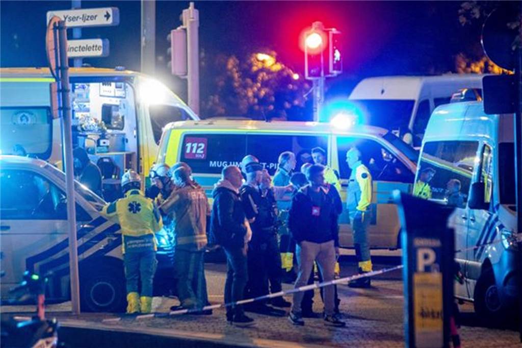 Zwei Tote nach Schüssen in Brüssel Polizisten stehen am Tatort. Foto: Hatim Kaghat/Belga/dpa