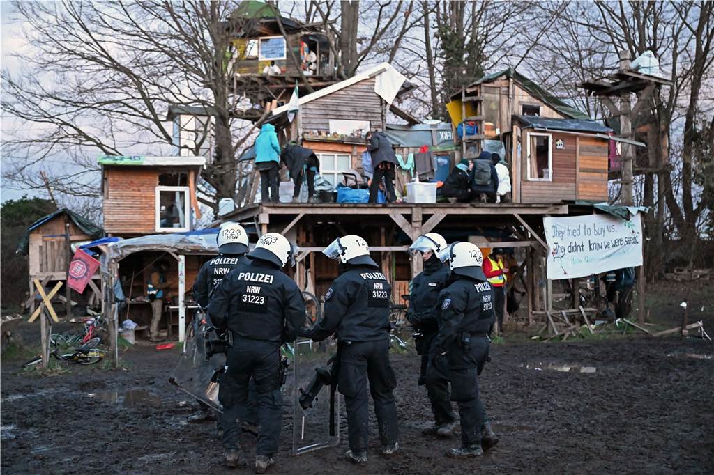 So war der erste Räumungstag in Lützerath: Überwiegend friedlicher Protest