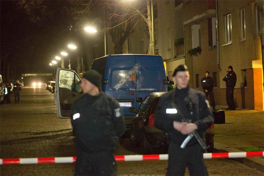 Dortmunds Bürgermeister: Nehmen Sorgen ernst Polizisten stehen in Berlin-Britz vor einem ein verdächtigen Transportfahrzeug. Zuvor waren zwei Männer aus der Islamistenszene festgenommen worden.