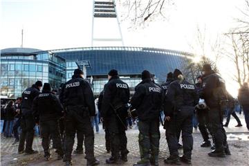 Polizisten stehen vor dem Weserstadion in Bremen. Foto: Jörg Sarbach