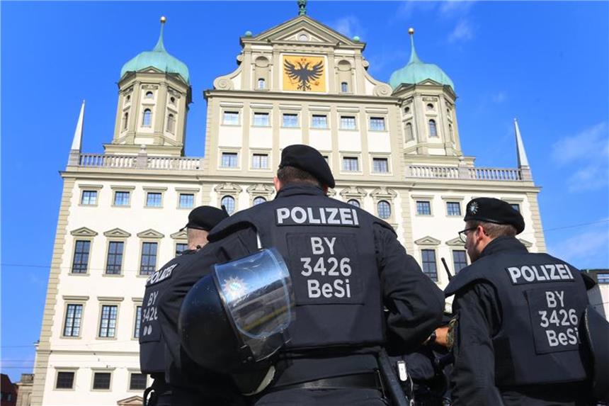 Polizisten stehen vor der Kundgebung „Für ein solidarisches Augsburg - gemeinsam gegen Rassismus“ auf dem Augsburger Rathausplatz. Foto: Karl-Josef Hildenbrand