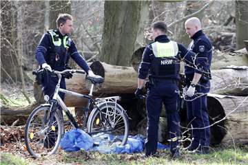 Polizisten suchten am Mittwoch, 16. März, am Fundort von Fahrrad und Taschen, in denen sich Dokumente des Lüners befanden, nach Hinweisen. 