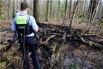 Polizisten suchten nach dem Feuer im Cappenberger Wald am Montag, 28. März, nach Spuren.
