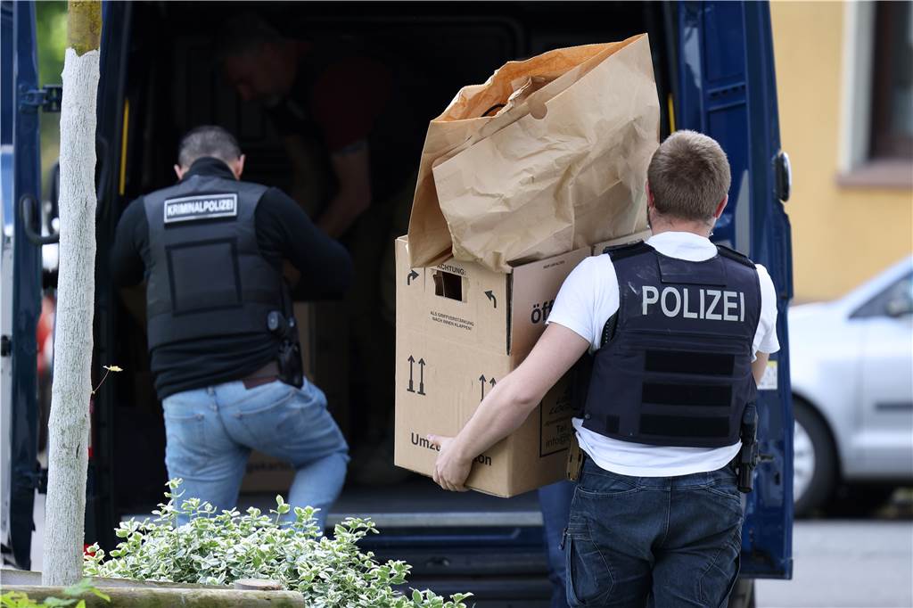 Anschlagspläne an zwei Essener Schulen: „NRW-Polizei hat einen Alptraum verhindert“ Polizisten tragen Gegenstände aus dem Wohnhaus des Tatverdächtigen.
