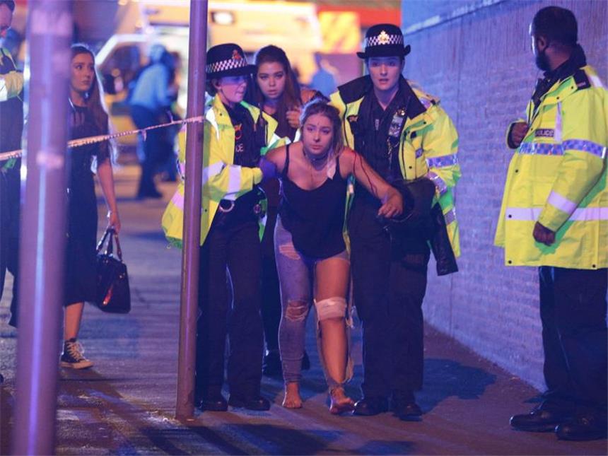 Polizei nach Manchester-Anschlag: Abedi hatte Hintermänner Polizisten und andere Einsatzkräfte kümmern sich um eine verletzte Frau. Foto: Joel Goodman/London News Pictures via ZUMA